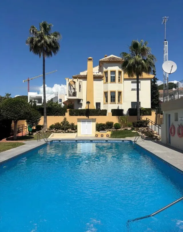 HALBFREISTEHENDES HAUS (ECKHÄLFTE) MIT MEERBLICK BEI DER PLAYA COSTABELLA – MARBELLA